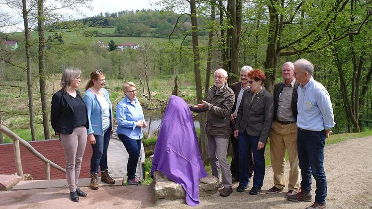 Gerwin Kellermann (5. von rechts) schuf und enthüllte die Biberskulptur an der Biberplattform (von links): Birgit Imhoff, Kurdirektorin Andrea Schallenkammer, Martina Hoffmann , Gerwin Kellermann, Richard Mergner, Monika Horcher, Jürgen Kirchner und Franz Zang. Foto: Stephanie Elm
