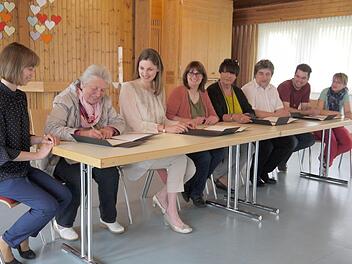 Jetzt geht's los: Die Vertreter aller Kirchengemeinden im Neustadter Kessel wollen mit einer externen Beratung herausfinden, wie sie ihre Zukunft gemeinsam erfolgreich gestalten können. Unterschrieben haben den Vertrag (von links) Ulrike Schmidt-Rothmund, Ingrid Schelhorn, Romina Rieder, Sylvia Wittmann, Eva Grempel, Jörg Herrmann, Michael Meyer zu Hörste und Susanne Greiner-Schunk. Foto: Berthold Köhler