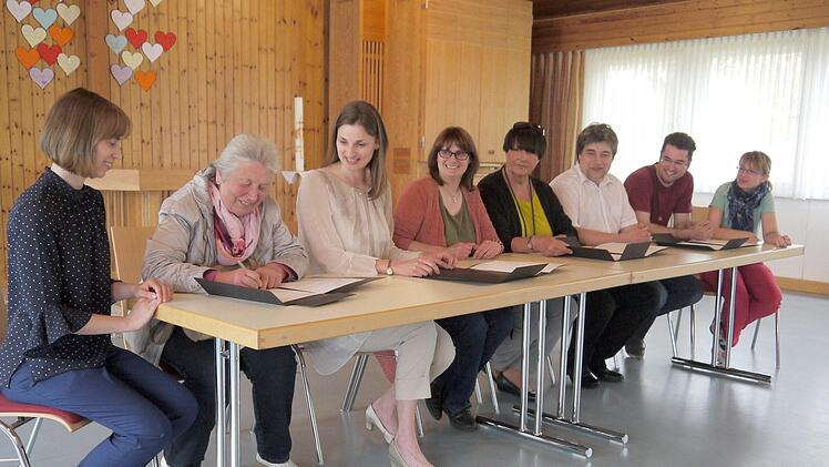 Jetzt geht's los: Die Vertreter aller Kirchengemeinden im Neustadter Kessel wollen mit einer externen Beratung herausfinden, wie sie ihre Zukunft gemeinsam erfolgreich gestalten können. Unterschrieben haben den Vertrag (von links) Ulrike Schmidt-Rothmund, Ingrid Schelhorn, Romina Rieder, Sylvia Wittmann, Eva Grempel, Jörg Herrmann, Michael Meyer zu Hörste und Susanne Greiner-Schunk. Foto: Berthold Köhler