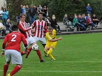 Blieb zwar ohne Tor im Spiel gegen die DJK Dampfach, durfte sich hernach aber über drei Punkte freuen: Thulbas Julian Wüscher (rechts). Foto: ssp