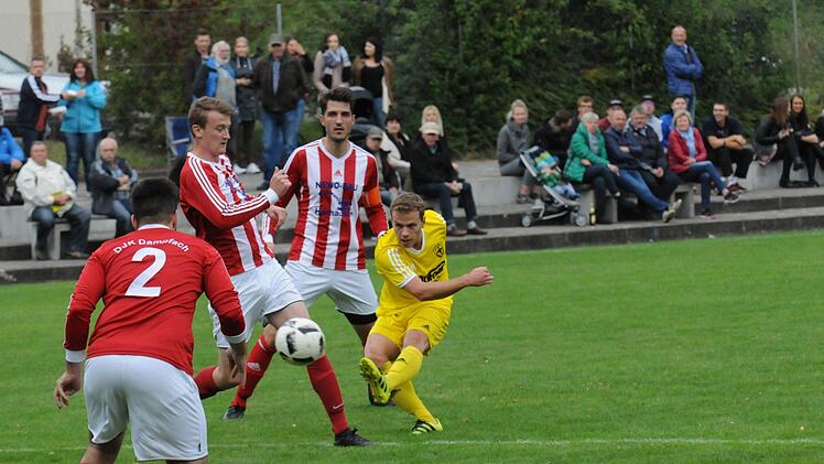 Blieb zwar ohne Tor im Spiel gegen die DJK Dampfach, durfte sich hernach aber über drei Punkte freuen: Thulbas Julian Wüscher (rechts). Foto: ssp