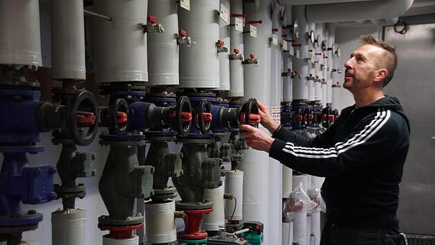 Allerhand Technik steckt in so einem Schulhaus - Reiner Reitz hat sie im Griff. Sabine Weinbeer,