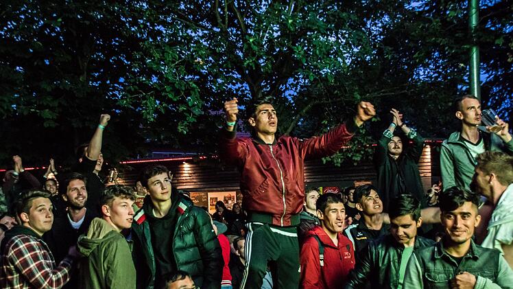 Jubel in der Nachspielzeit: Erst Sekunden vor Schluss hatten die zahlreichen Fans  im Coburger Prinzengarten beim Public Viewing Grund zur Freude.Foto: Jochen Berger