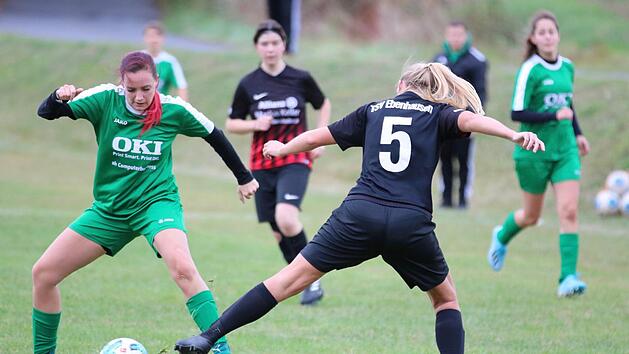 Christina Dees (rechts, TSV Ebenhausen) will den Ball von Jessica Just (SG Schönderling/Thulba) erobern. Am Ende fuhr ihr Team einen Auswärtssieg ein. Foto: Sebastian Schmitt