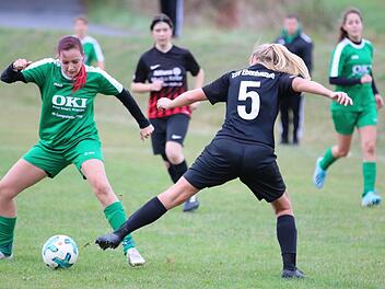 Christina Dees (rechts, TSV Ebenhausen) will den Ball von Jessica Just (SG Schönderling/Thulba) erobern. Am Ende fuhr ihr Team einen Auswärtssieg ein. Foto: Sebastian Schmitt