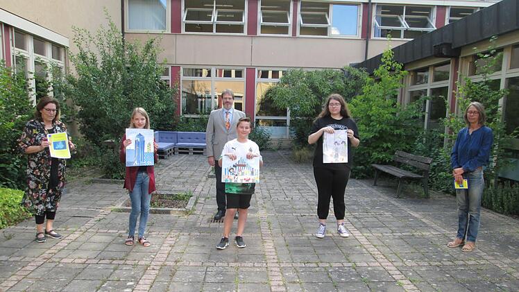 Schulbeauftragte Sabine Oschmann-Hockgeiger (l.) überbrachte die Urkunden und Präsente des Kunstwettbewerbs der Europa Union. Alina Franz, Jonas Full und Jessica Iff (vordere Reihe (v. l.) gehörten zu den Preisträgern. Direktor Matthias Ludolph ( hinten) und Kunstlehrerin Gabriela Herrmanns freuten sich über den Erfolg.Foto: Ehling