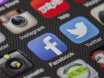 Stellen erfolgreich besetzen: Immer mehr Unternehmen setzen auf Facebook, Instagram & Co. Foto: pexels-pixabay-147413