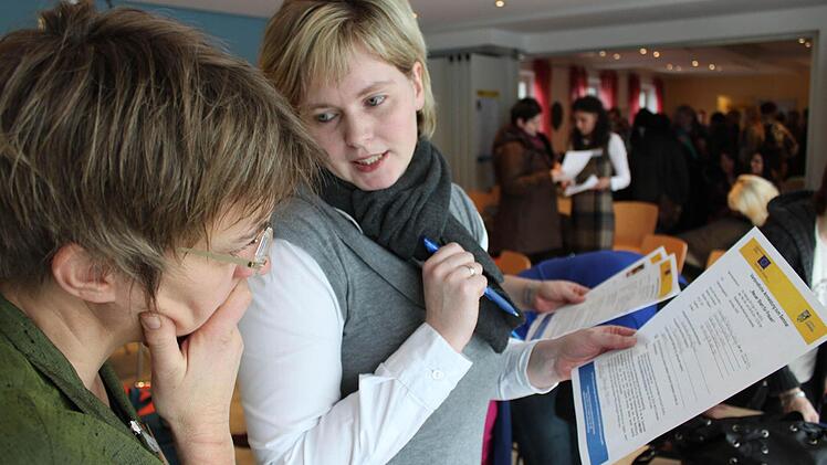 Gleichstellungsbeauftragte Andrea Musiol (links) mit Sonja Stengel-Göring bei der Anmeldung Foto: Christian Bauriedel