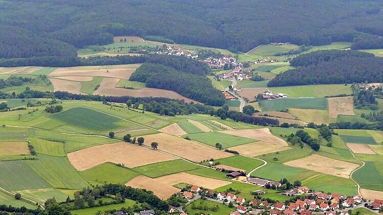 Der Blick vom Bischberger Ortsrand (unten) Richtung Weipelsdorf und den dortigen Wald. Luftbild: Ronald Rinklefd
