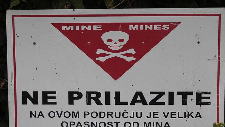 Erinnerung an den Bürgerkrieg in Jugoslawien: ein Hinweisschild auf Minen, das mittlerweile das Anwesen von Thomas Vogt und Anja Albrecht "ziert".