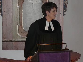 So haben sie die Gläubigen kennen und schätzen gelernt: Susanne Parche spricht auf der Kanzel. Fotos: Paul Pöhlmann