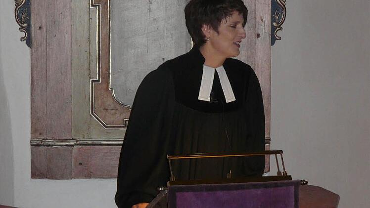 So haben sie die Gläubigen kennen und schätzen gelernt: Susanne Parche spricht auf der Kanzel. Fotos: Paul Pöhlmann