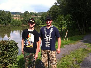 Marcel Hauer (links) ist der neue Junganglerkönig, Michael Stussig der neue Anglerkönig des Sportanglervereins Kirchlauter/Neubrunn. Foto: Anglerverein