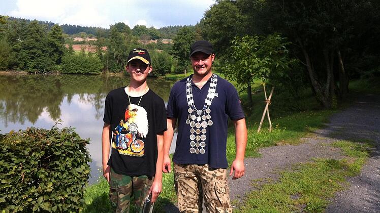 Marcel Hauer (links) ist der neue Junganglerkönig, Michael Stussig der neue Anglerkönig des Sportanglervereins Kirchlauter/Neubrunn. Foto: Anglerverein