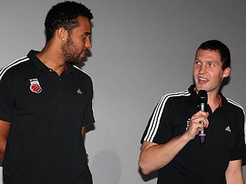 Der lettische Nationalspieler Janis Strelnieks und Elias Harris (links) waren bei der Teampräsentation im Bamberger Cinestar gut gelaunt. Foto: Bertram Wagner