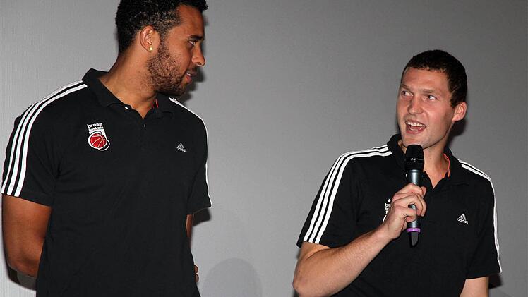 Der lettische Nationalspieler Janis Strelnieks und Elias Harris (links) waren bei der Teampräsentation im Bamberger Cinestar gut gelaunt. Foto: Bertram Wagner