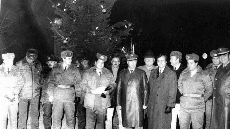 Die Grenzkontrollorgane beider Seiten feierten unter dem Weihnachtsbaum.  Foto: Archiv