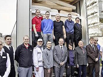 Ein Dutzend starker Männer packte am Donnerstag die ersten zwei Lastwagen mit Matratzen, Möbeln und Porzellan voll; nach der Arbeit präsentierten sie sich mit (vordere Reihe) Hoteldirektor Michael Hecht (6. v.l.), Hotelgeschäftsführerin Andrea Hergenröther, Hilfsorganisator und Kirchenvorstand Wulf Carstensen aus Essen und der stellvertretende Hotelgeschäftsführer Thomas Lehmann. Foto: Sigismund von Dobschütz