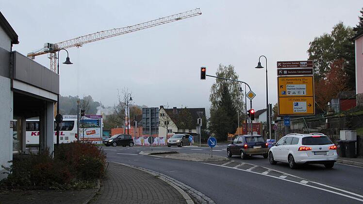 Autofahrer holpern über die Straße, bis an der Kreuzung am Tegut die Fahrbahn wieder einwandfrei ist. Foto: Ulrike Müller