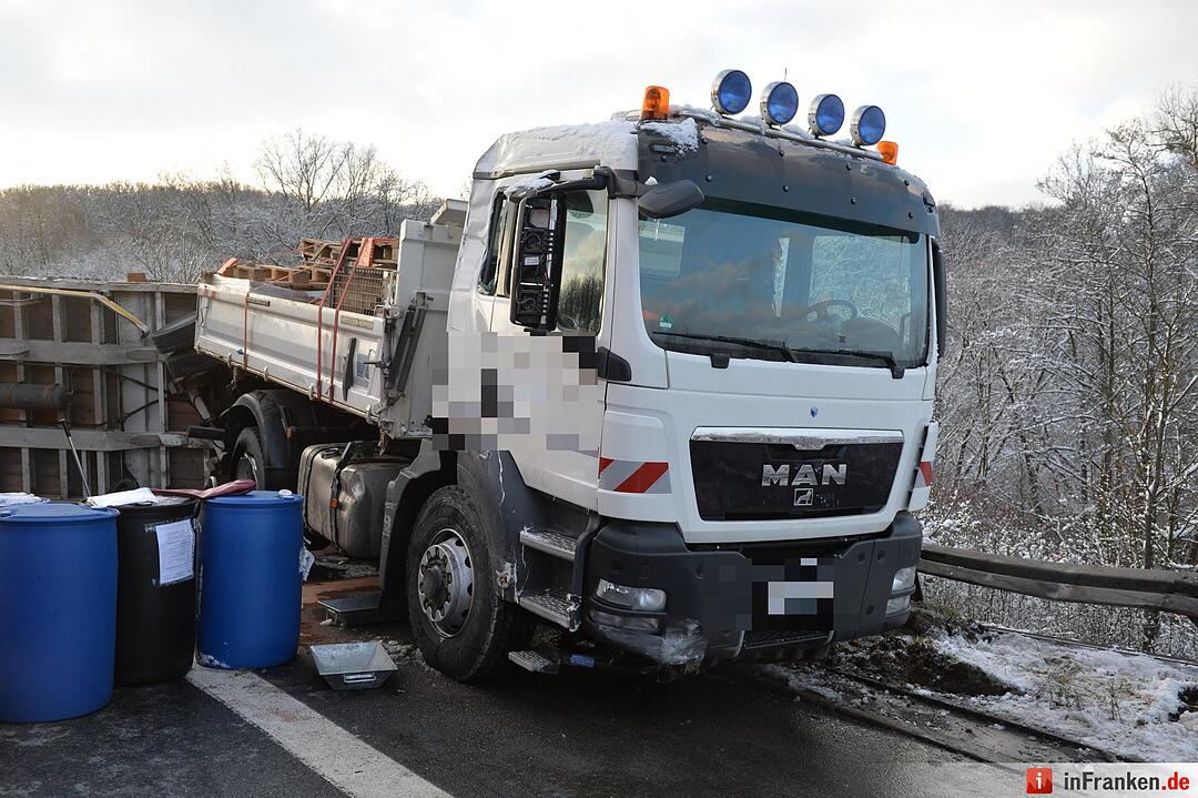 Lkw-Unfall auf A70: Bagger kippt auf Fahrbahn