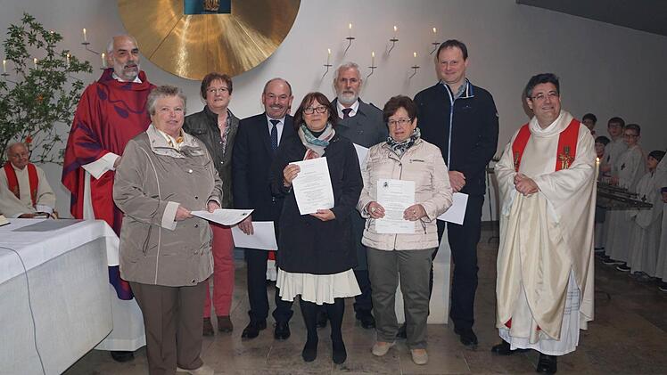 Die neue Pfarreingemeinschaft wurde gegründet (von links): Domkapitular Christoph Warmuth, Maria Leibold (Kothen), Susanne Vogel (Motten), Heribert Jakobsche (Wernerz), Margarethe Huppmann- Fronczek (Römershag), Jürgen Müller (Bad Brückenau), Ingeborg Kretz (Speicherz), Martin Brust (Volkers) und Pfarrer Michael Krammer.  Foto: Marion Eckert