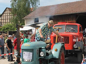Beim Lkw-Ziehen hatte jeder seine eigene Technik. Hier wird es im Stehen probiert. Foto: Janina Reuter