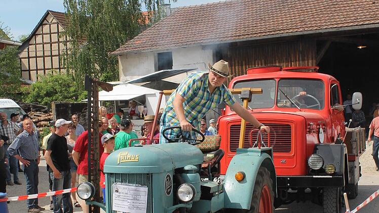 Beim Lkw-Ziehen hatte jeder seine eigene Technik. Hier wird es im Stehen probiert. Foto: Janina Reuter