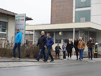 Die Belegschaft macht sich auf den Weg zur Schwedenberghalle, voran Betriebsratsvorsitzender Michael Walter (Zweiter von links).Foto: Arkadius Guzy