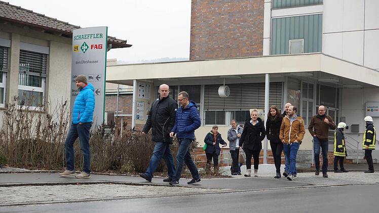 Die Belegschaft macht sich auf den Weg zur Schwedenberghalle, voran Betriebsratsvorsitzender Michael Walter (Zweiter von links).Foto: Arkadius Guzy
