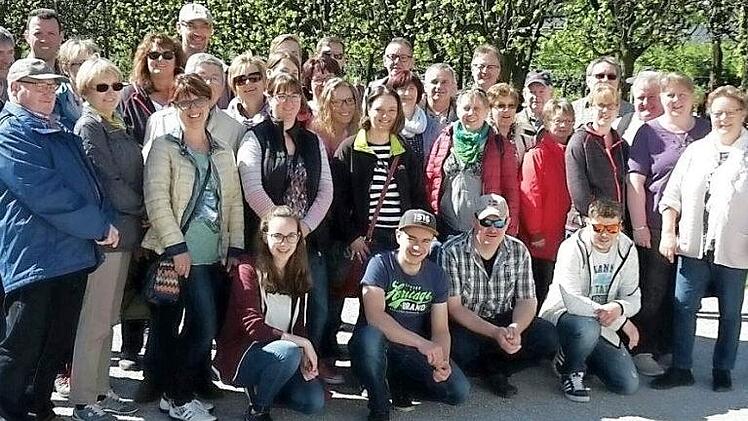 Die Reisegruppe aus Eslendorf im Mirabellgarten Foto: privat