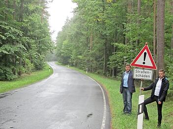 Achtung: Nicht nur die Straßenschäden machen die Kreisstraße BA 34 gefährlich, wie Bürgermeister Carsten Joneitis (links) und  Geschäftsleiter Joachim Karl  auch bei  diesem Begang feststellen müssen.Foto: privat