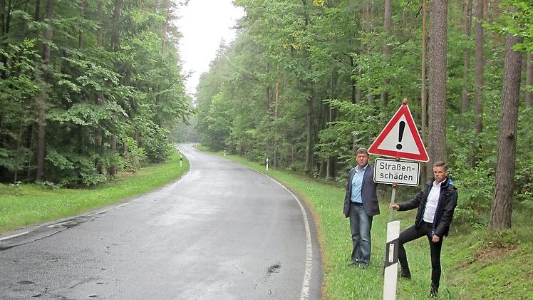 Achtung: Nicht nur die Straßenschäden machen die Kreisstraße BA 34 gefährlich, wie Bürgermeister Carsten Joneitis (links) und  Geschäftsleiter Joachim Karl  auch bei  diesem Begang feststellen müssen.Foto: privat