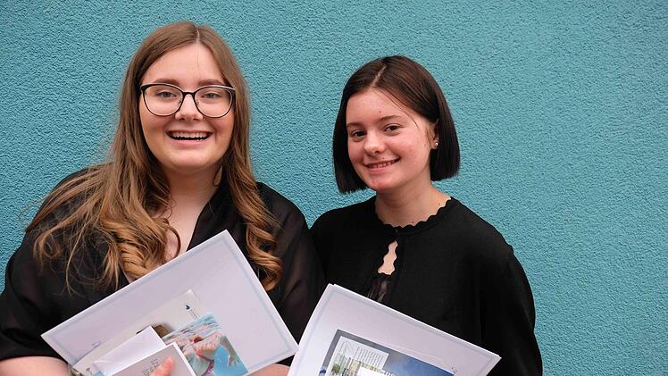 Die Klassenbesten aus der 9b sind: Alina Mützel und Victoria Isjums-ki.