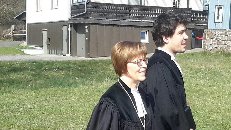 Flotten Schrittes in die Kirche: Vor einem Jahr ordinierte Regionalbischöfin Gisela Bornowski (links) den Pfarrer Niels Hönerlage zum geistlichen Amt. Rolf Pralle