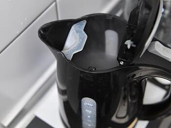 Im Kulmbacher Ortsteil Aichig muss immer noch das Wasser abgekocht werden.  Symbolbild: Archiv/Ronald RInkler