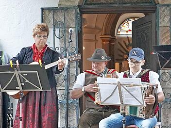 Die Hoibüche Muisig (von links): Margit Kirchner, Luise Voll, Gabriele Kanz, Martin Raab, Justin Huppmann, Werner Kirchner und Heribert Voll.