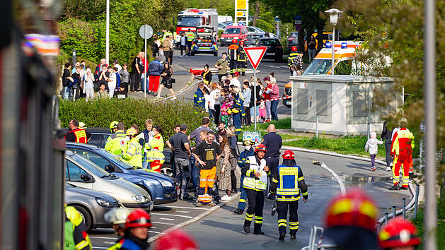 Dachstuhl stand in Vollbrand: Feuer in Mehrfamilienhaus