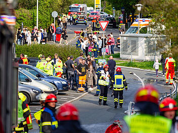 Dachstuhl stand in Vollbrand: Feuer in Mehrfamilienhaus