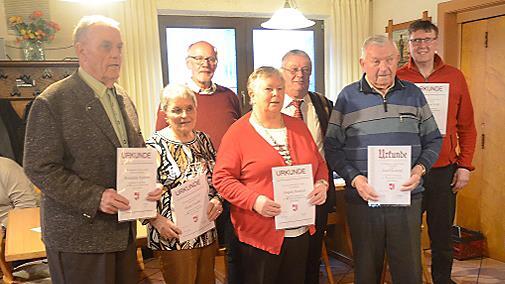 Ehrungen gab es bei der Sängerrunde Welitsch für langjährige Treue. Von links Romando Konrad, Heidi Fiedler, Hans Konrad (Chorleiter), Angela Konrad, Rüdiger Detsch (Vorsitzender), Josef Konrad und Christian Völk.