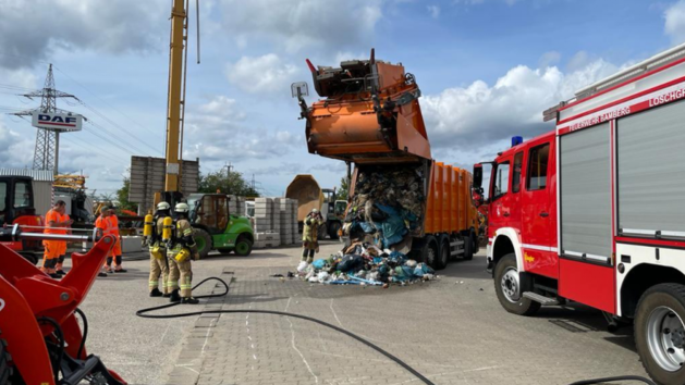 Bamberg: M&uuml;llwagen ger&auml;t in Brand - Feuerwehr findet mutma&szlig;liche Ursache und appelliert