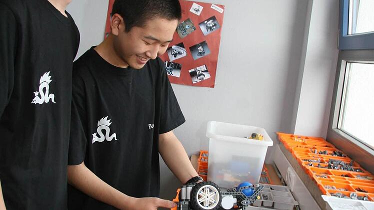 Moritz Singhartinger und Boris Zhou sind die Baumeister. Sie haben sich auch den Trick mit dem integrierten Ball für eine bessere Lenkfähigkeit des Roboters ausgedacht.