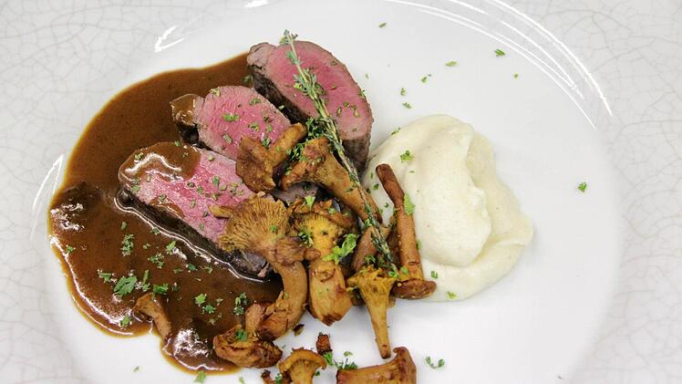 Wie geht rosa? "Wie beim Menschen nach der Sauna", sagt Hötzelein und erklärt wie sich die Poren im Fleisch am besten entspannen können. "Genau 68 Grad. Das ist die perfekte Temperatur.