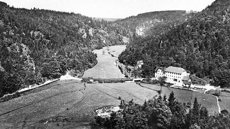 Doos nach 1911. Gut zu erkennen, dass das Hotel aufgestockt und die angrenzende Scheune abgerissen ist. Man blickt hier direkt ins autofreie Aufseßtal. In der Mitte der kleine Grenzfluss Aufseß, der als Wasserfall in die Wiesent donnert. Die Brücke über den Fluss ist noch heute die Landkreisgrenze.