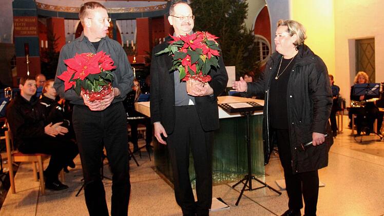 Heidi Völlner (re) bedankt sich bei den Dirigenten Jürgen Gölz und Jürgen Schatz.