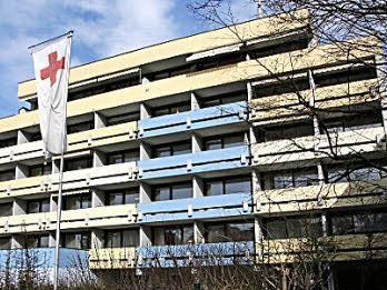 Das Seniorenheim des BRK Kreisverbandes (oben Rück- unten Vorderansicht) in der Hainbruinnenstraße wird nach dem Umzug in den Neubau verkauft. Ein Investor will ein Jugendwohnheim errichten.  Foto: Hofbauer