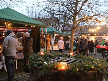 Ein besonders schönes Ambiente bot der "Sternlesmarkt" in Oberschleichach, den die Feuerwehr in diesem Jahr erstmals veranstaltete. Die Besucher lobten die Stimmung wie auch die hochwertigen Waren, die angeboten wurden.