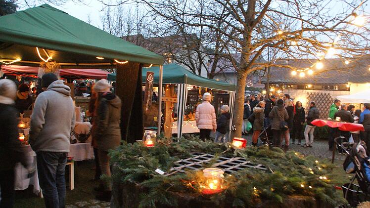 Ein besonders schönes Ambiente bot der "Sternlesmarkt" in Oberschleichach, den die Feuerwehr in diesem Jahr erstmals veranstaltete. Die Besucher lobten die Stimmung wie auch die hochwertigen Waren, die angeboten wurden.