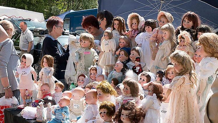 Publikumsmagnet: der Wochenend-Flohmarkt auf dem Schützenplatz anlässlich des internationalen Puppenfestival. Foto: ALbert Höchstädter