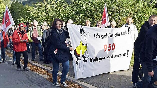 Die Arbeitnehmer demonstrierten auf der Wallfahrt auch gegen Massenentlassungen. Fotos: Andreas Welz