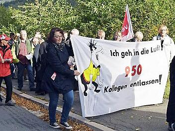 Die Arbeitnehmer demonstrierten auf der Wallfahrt auch gegen Massenentlassungen. Fotos: Andreas Welz